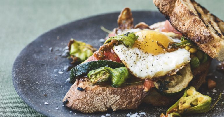 Recept: sandwich met spiegelei en tomaat-chilisalsa