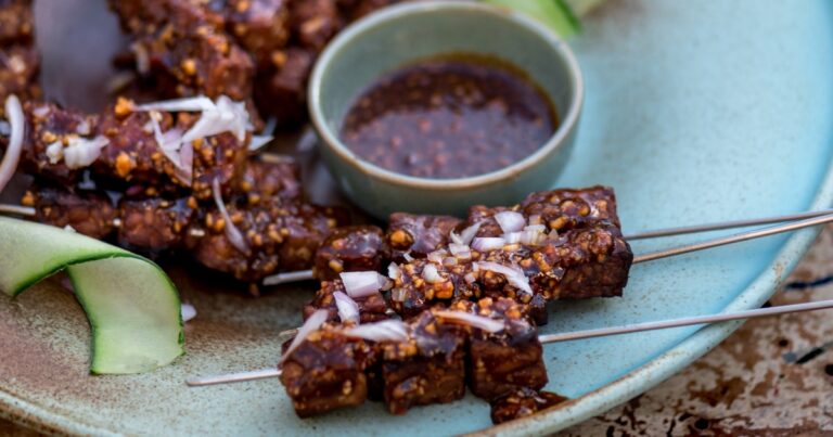 Recept: Zo maak je verrukkelijke sateh tempeh