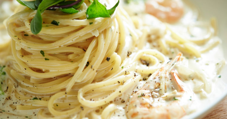 Romige knoflookgarnalen met spaghetti: klaar in 15 minuten