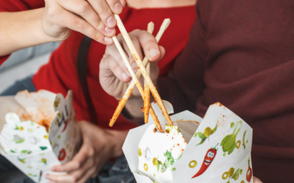 Date waarbij vrouw eten steelt van man