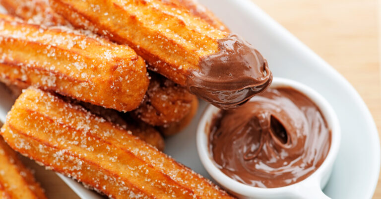 Té lekker: je kunt nu diepvries Churros voor de Airfryer kopen (+ recept voor chocoladesaus)