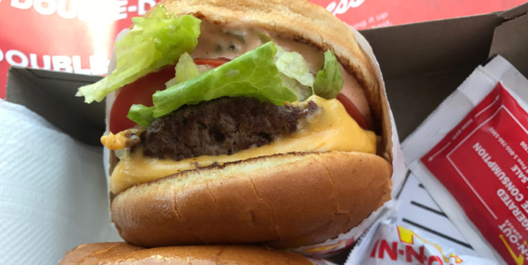 Zo maak je thuis een echte fastfoodburger