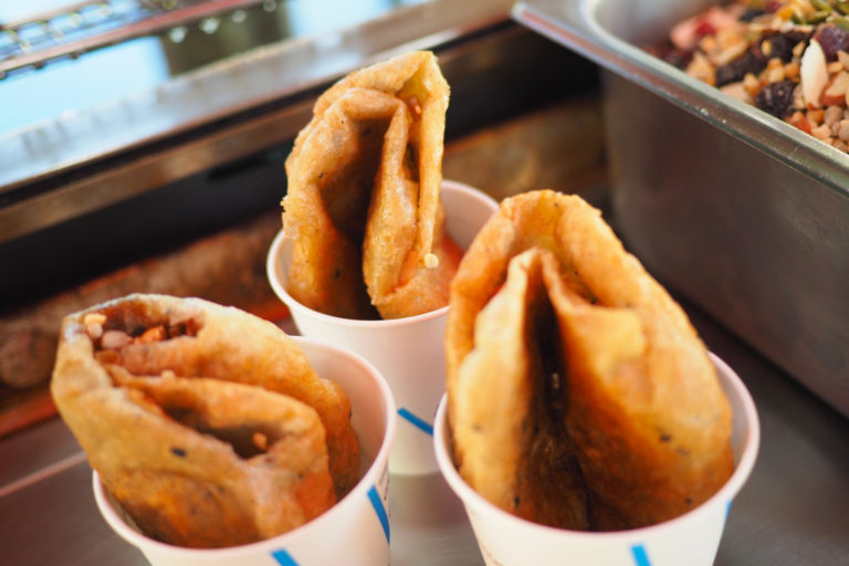 Hotteok: al het goede van oliebollen, cinnamon rolls en pannenkoeken in één