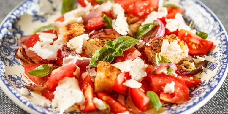 Recept voor de heerlijke Italiaanse broodsalade Panzanella