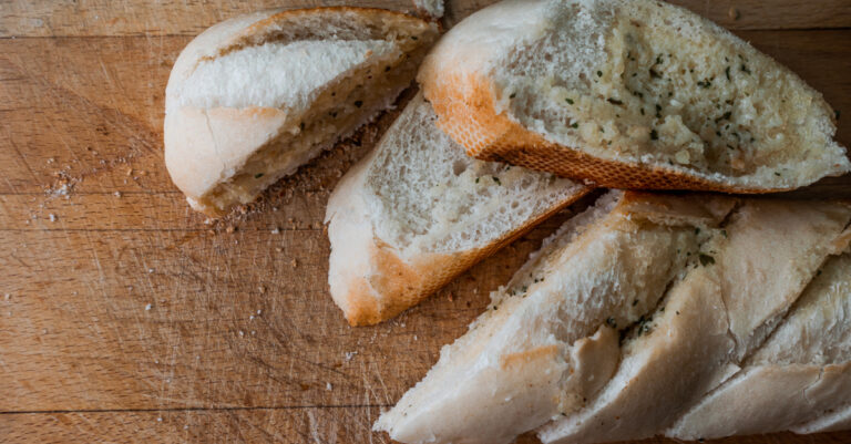 Zo maak je van je stokbrood kruidenboter een écht lekkere snack