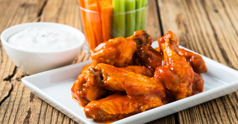 Buffalo Wings met blue cheese sauce uit de Airfryer