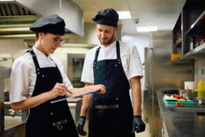 Chefs overleggen in de keuken