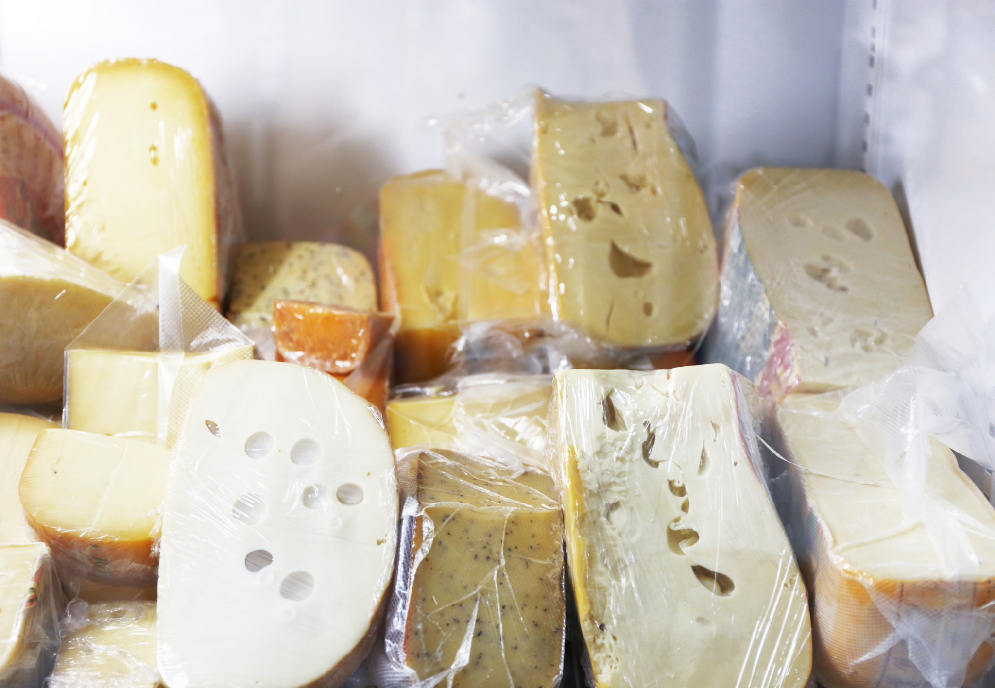 Почему сыр хранят в холодильнике. Сыр в холодильнике. Хранение сыра. Хранение сыра в холодильнике. Замороженный сыр.