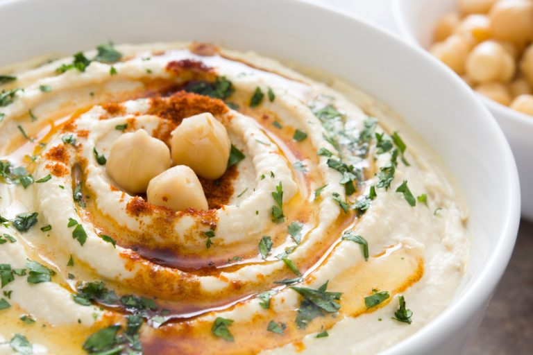 Met deze truc zet je altijd zijdezachte hummus op tafel