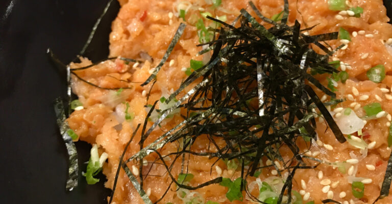 Hit op TikTok: razendsnel gerecht met zalm en rijst