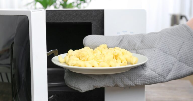Droge pasta koken in de magnetron: zo handig is dat dus