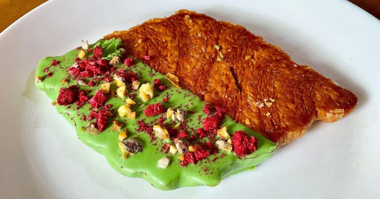 Zó lekker! De smashed croissant en hier koop je het