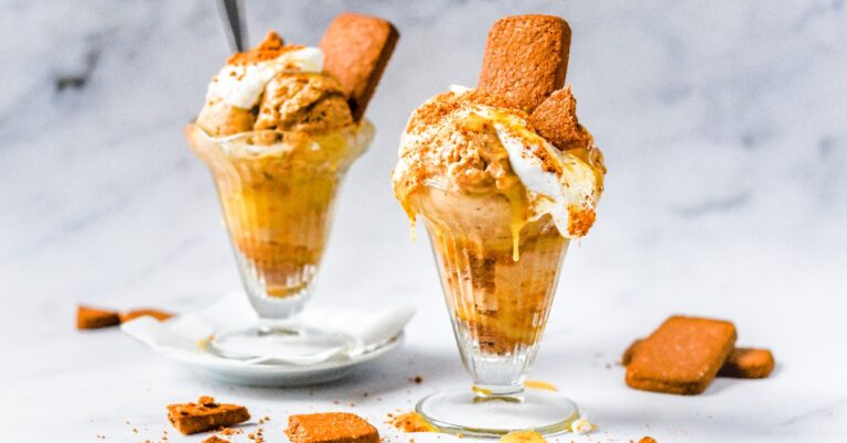 Recept: vegan sundae met spelt-speculoos crumble, kokosyoghurt en coco dulce de leche