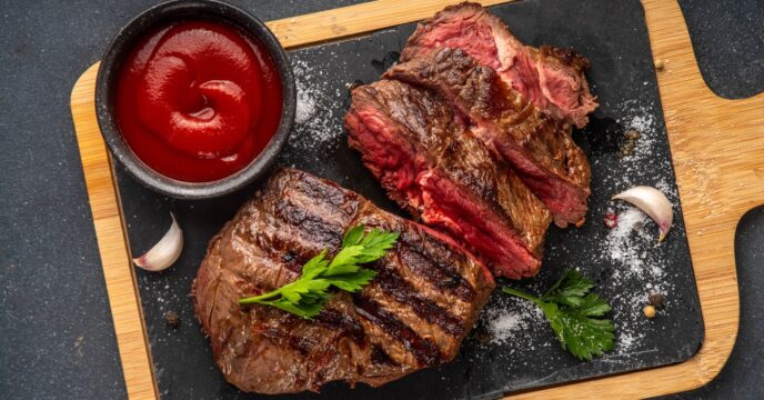 steak op houten plank met ketchup