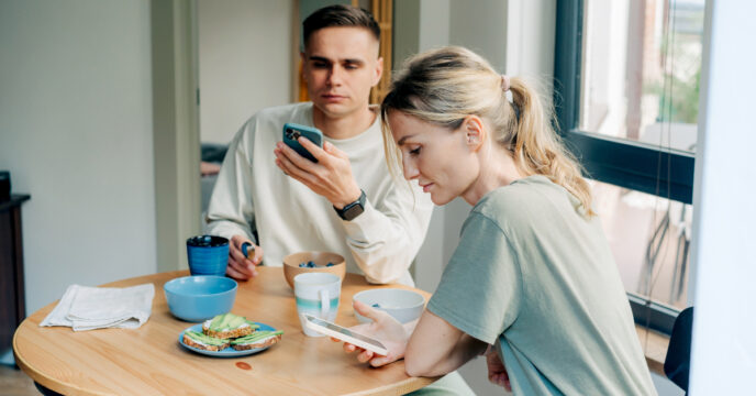 stel aan de telefoon eettafel