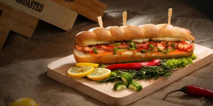 stokbroodje op houten plank
