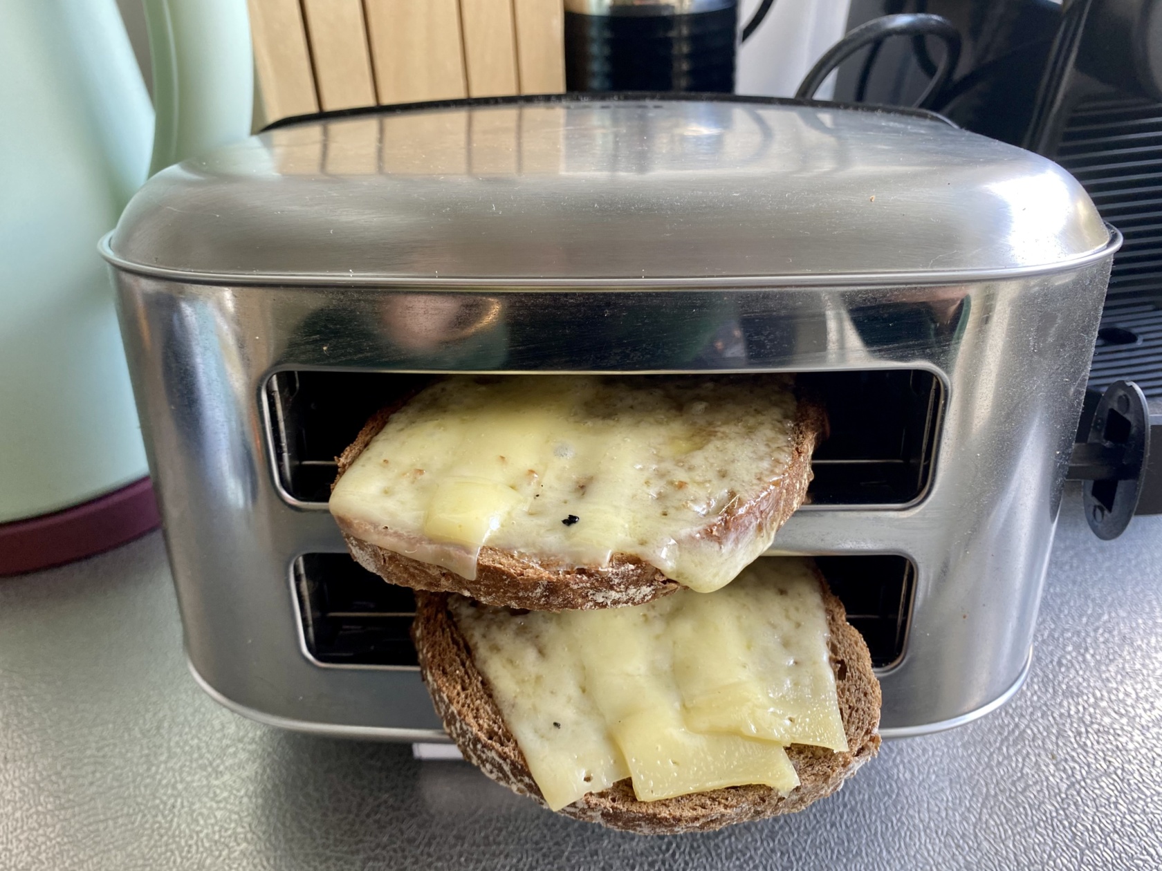 een tosti in een broodrooster FavorFlav