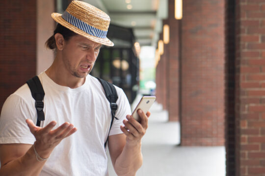 toerist boos telefoon
