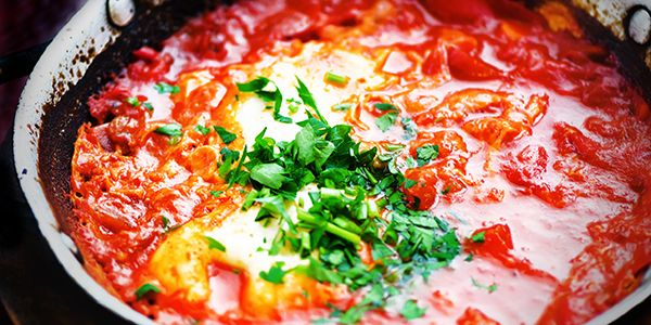 Handig: zo lukken je gepocheerde eitjes in tomatensaus altijd