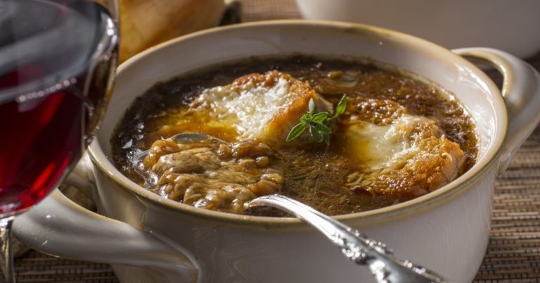 Een ode aan de slowcooker (plus een heerlijk recept voor een langzame uiensoep)