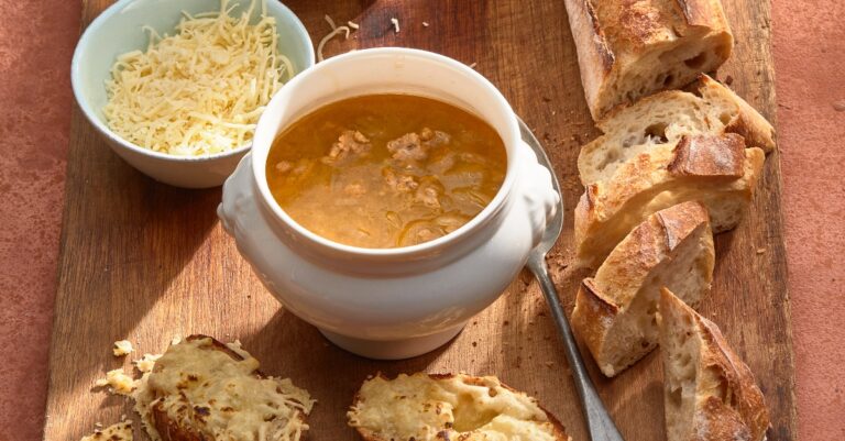 Recept: Uiensoep met worst en kaas van Julius Jaspers
