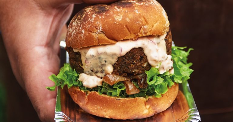 Recept: de ultimate vega burger van Julius Jaspers