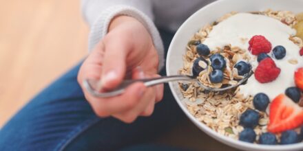 vrouw eet bowl muesli yoghurt (1)