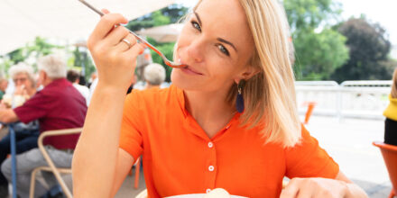 vrouw eet ijs terras Wenen