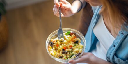 vrouw eet koude pastasalade