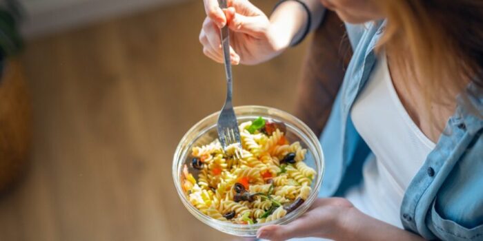 vrouw eet koude pastasalade