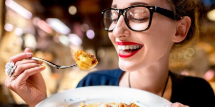 vrouw eet pasta