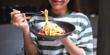 vrouw met kom spaghetti
