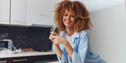 vrouw met krullen in de keuken