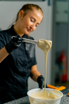 vrouw met pannenlikke