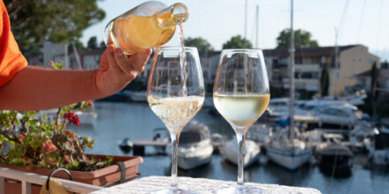 vrouw schenkt wijn in glas