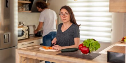 vrouw snijdt groente in de keuken