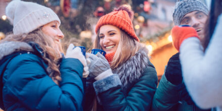 vrouwen drinken Glühwein kerstmarkt