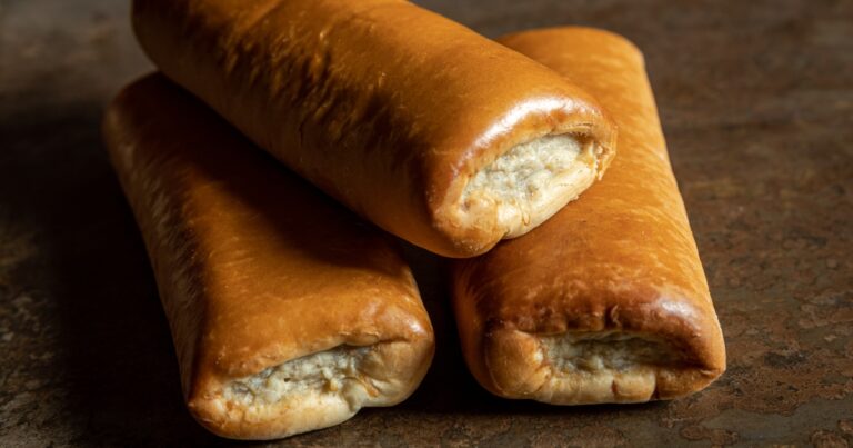 Recept: Dol op worstenbroodjes? Maak een feestelijke worstenbroodjesster