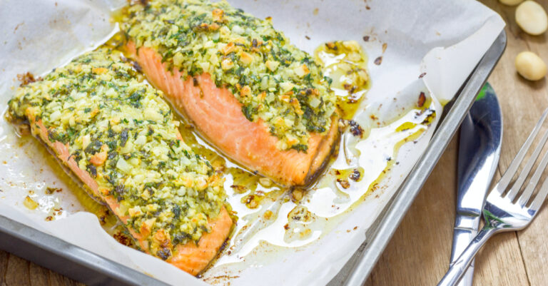 Dit kan je bijna niet verpesten: de makkelijkste (en mooiste) zalm uit de oven